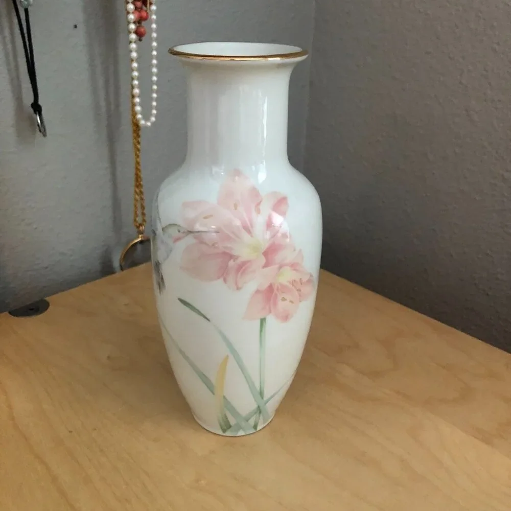 Vintage Crowning Touch Collection Mother's Day Vase Hummingbird Flowers NEW